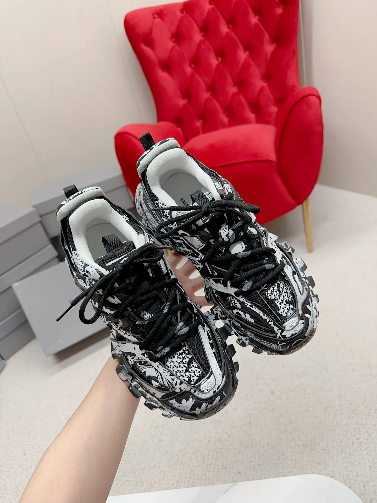 👟👟Ex-factory price 980👟👟 Men's size +10 𝐁𝐚𝐥𝐞𝐧𝐜𝐢𝐚𝐠𝐚|||𝐭𝐫𝐚𝗰𝐤 series 𝟑.𝟎Three generations of sports dad shoes‼ ️ [Top high-end quality from Dongguan Factory] Balenciaga dad shoes ~ super fashionable ~ full and three-dimensional shoes ~ amazing lines ~ very soft and light on the feet ~ super comfortable ~ versatile for commuting ~ can be paired with mid-calf socks, bell bottoms, wide-leg pants, overalls, very high-end ~ very manly and handsome ~ suitable for spring, summer, autumn and winter all year round... ⇢✈ Upper: Exclusive 1:1 original molded custom imported technical fabric mesh + imported cloth + 3M reflective strips [composed of 108 sub-pieces] ⇢✈Inner lining: Breathable mesh ⇢✈Outsole: Exclusive 1:1 original molded PU+TPU+EVA+rubber, a total of 13 sets of grinding tool combinations ⚠️Difference in market currency ~ high-end quality is definitely different ⇢✈𝐒𝐈𝐙𝐄Females: 35, 36, 37, 38, 39, 40 ⇢✈𝐒𝐈𝐙𝐄Men: 39, 40, 41, 42, 43, 44, 45